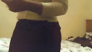 من كتر المحنة الي في كسها بتهدده لو طلع زبره مش هتخليه يدخله تاني - سكس مصري بلدي كامل 30 دقيقة