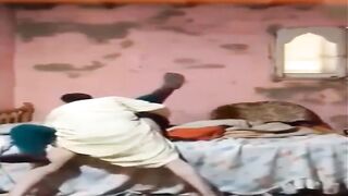 سكس صعيدي بالجلابية يفشخ كس شرموطة محجبة نار