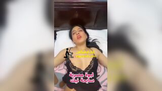 لبوة مصرية سايحة نيك القحبة وهي تبلع الزبر في كسها الممحون
