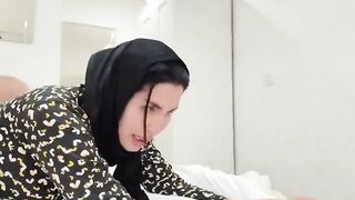 الشرموطة العراقية ميرا النوري واحلي نيج وهي بالعباية والحجاب