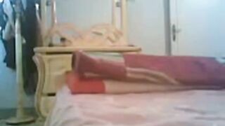 سكس نيك مصرية مولعة علي السرير من عشيقها