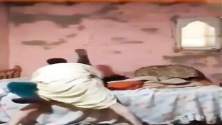 سكس فلاحي صعيدي علق بالجلابية بينيك شرموطة محجبة